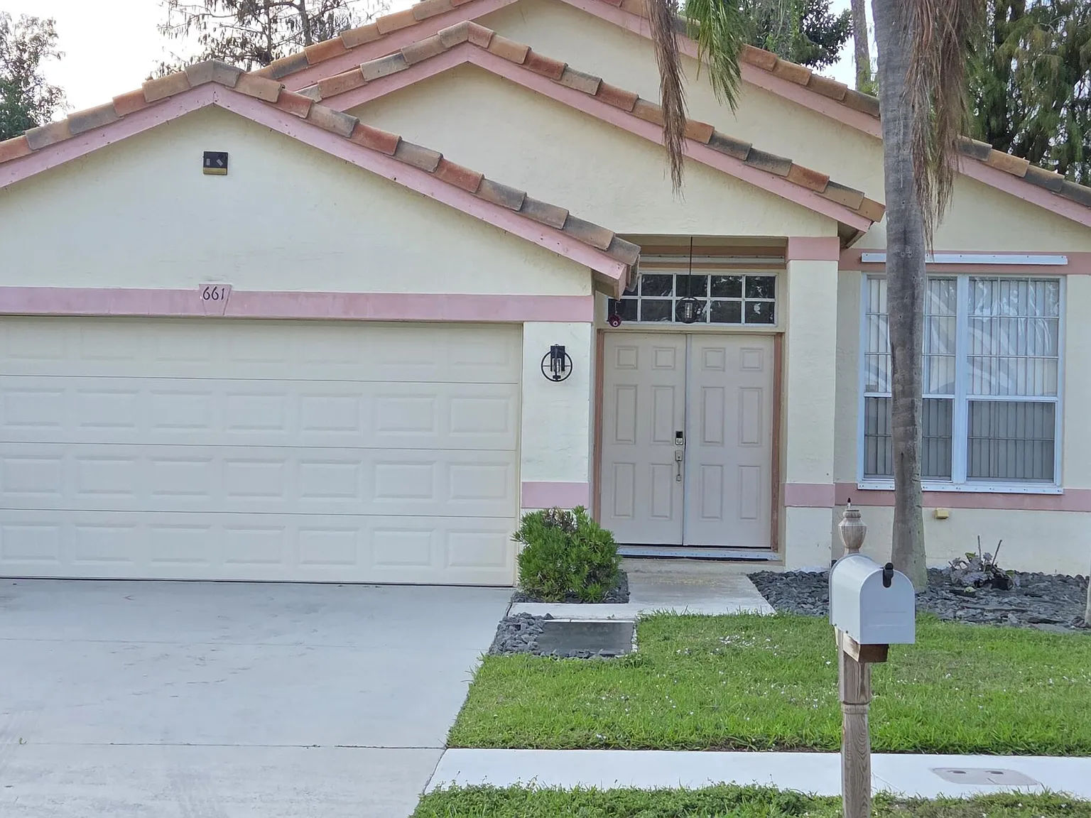 3 bed, 2.0 bath, 1408 sqft, $5,000 — Photo 2