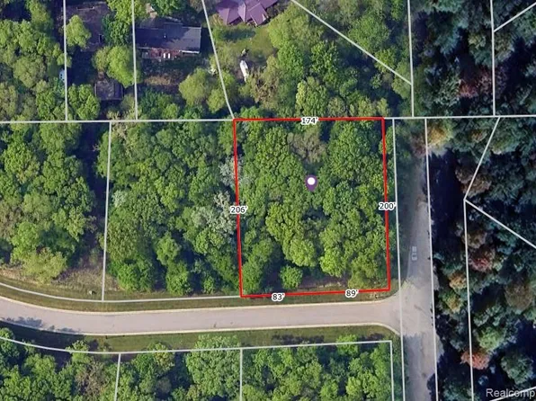 698 Kings Fairway Ln, Grand Blanc, MI 48439