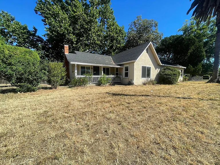 720 E Lassen Ave — Photo 1