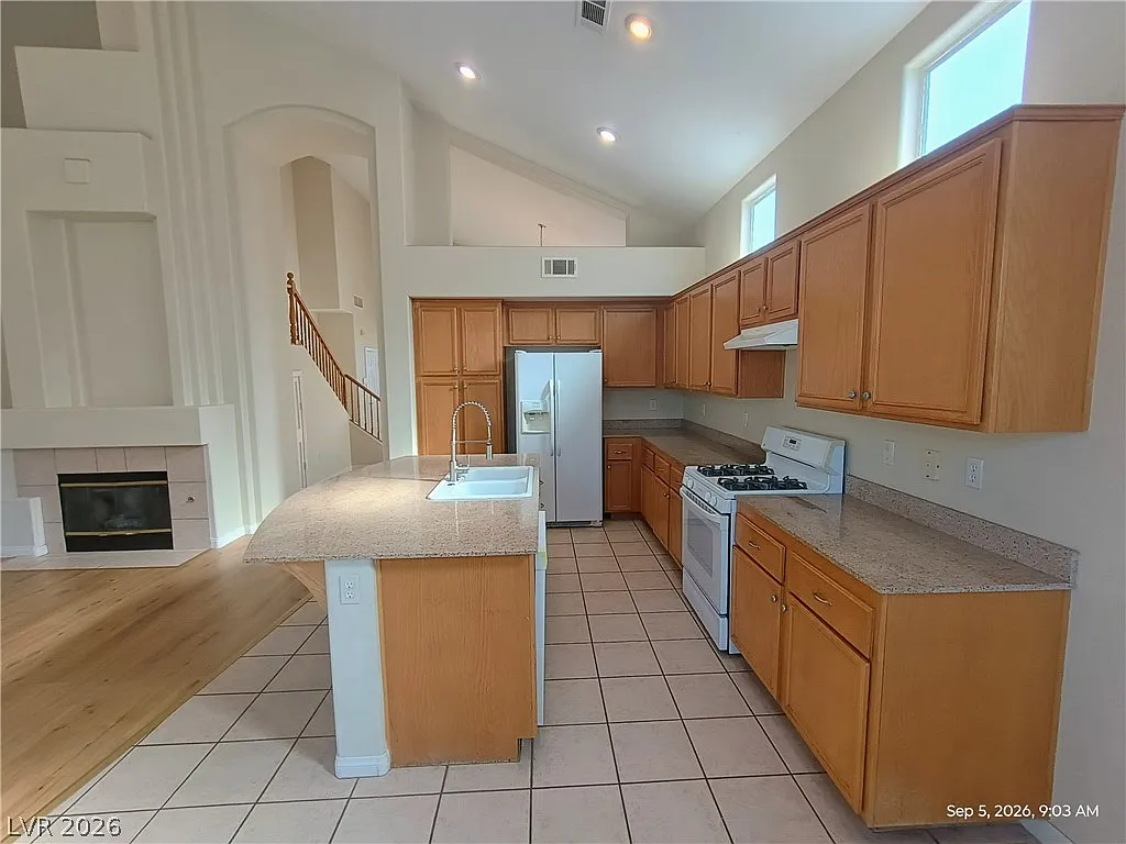 3 bed, 3.0 bath, 2071 sqft, $2,196 — Photo 4