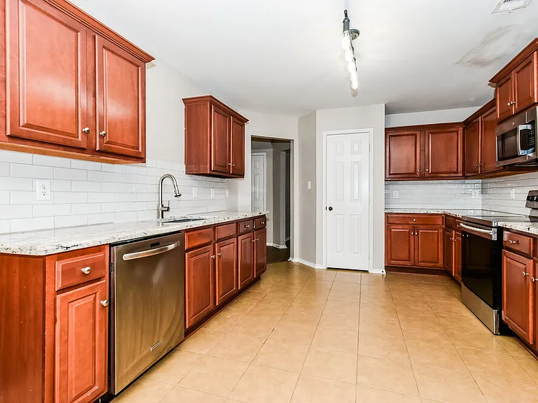 908 Matthew Ln — Photo 8