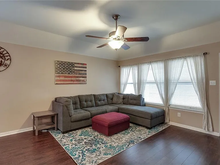 708 Creekside Dr — Photo 2