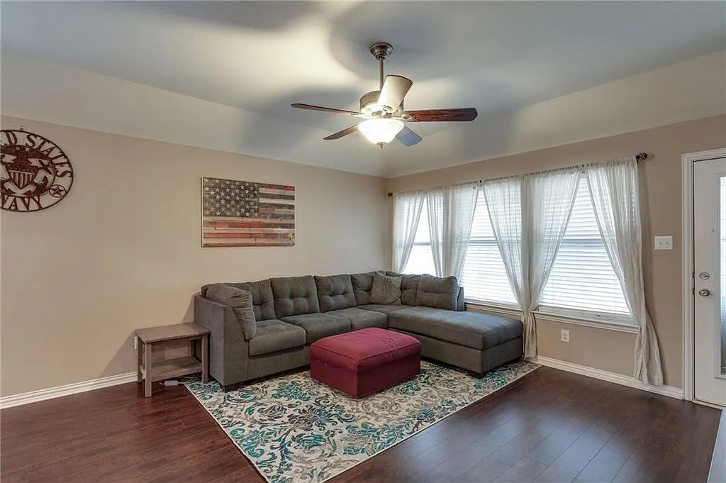 Building Photo - 708 Creekside Dr