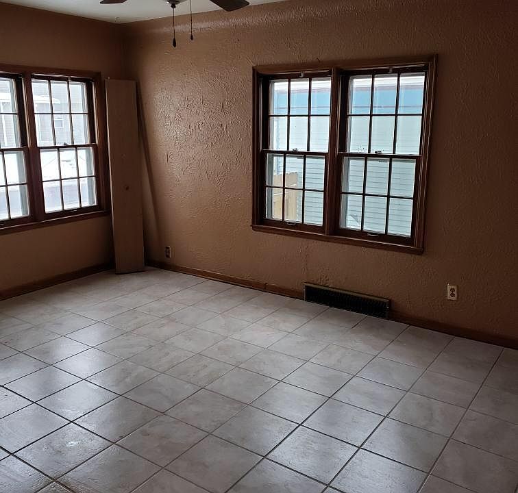 2nd image of 515 W 14th St