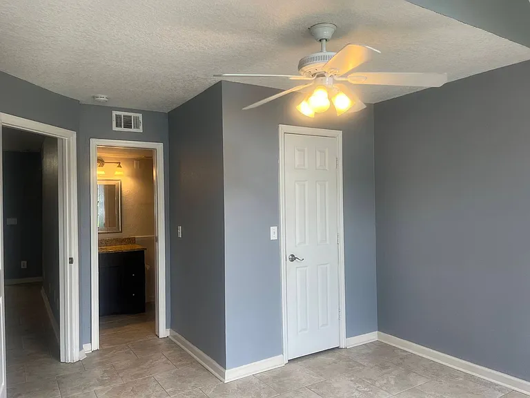 315 Lakepointe Dr #102 — Photo 9