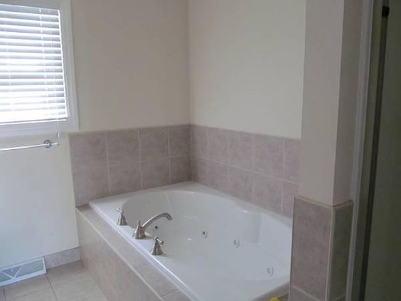 Jacuzzi bath tub in master bath 