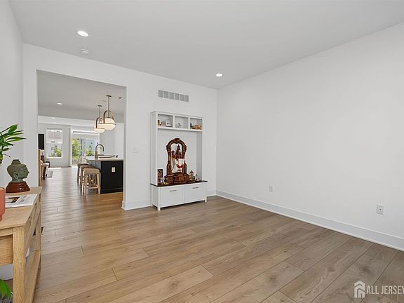 4th image of 30 Cloverleaf Ln