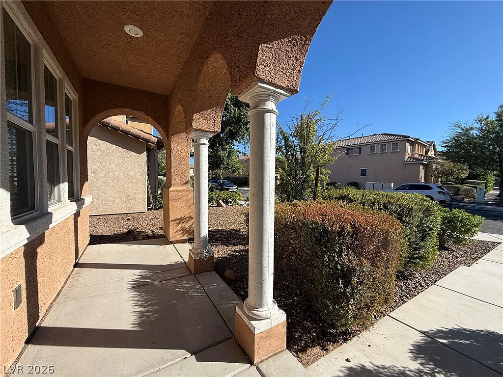 3 bed, 2.5 bath, 1800 sqft, $2,240 — Photo 2