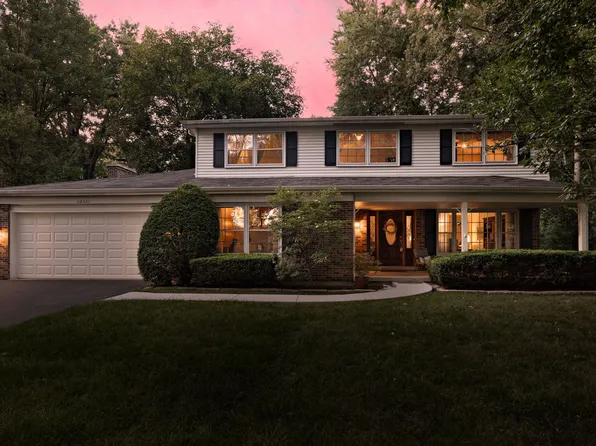 2S501 Seneca Dr, Wheaton, IL 60189