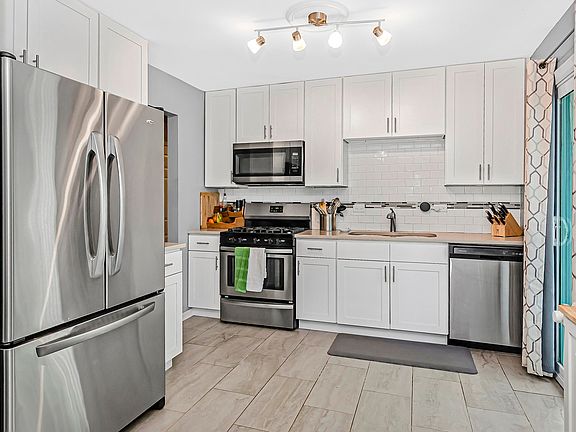 5th image of 132 Larchmont Way