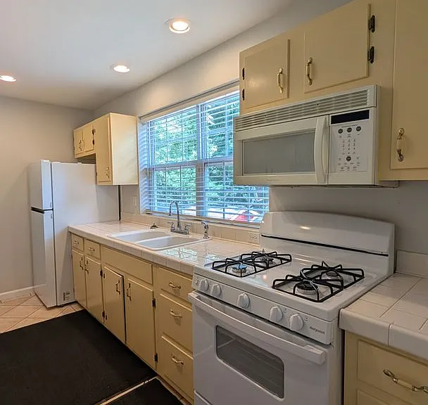 120 Pershing Rd — Photo 9