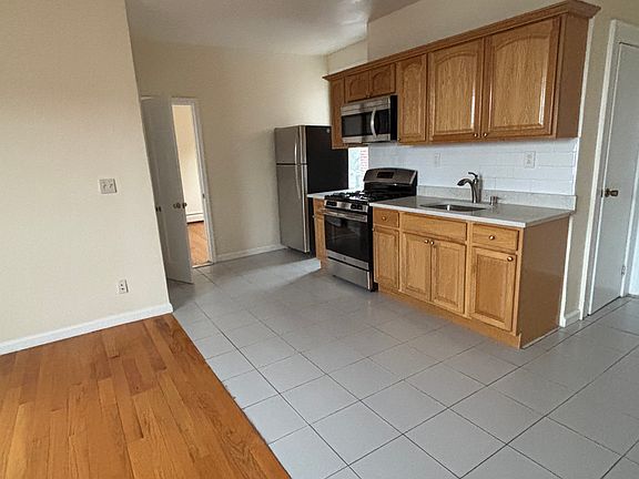 4th image of 738 Kearny Ave APT 4