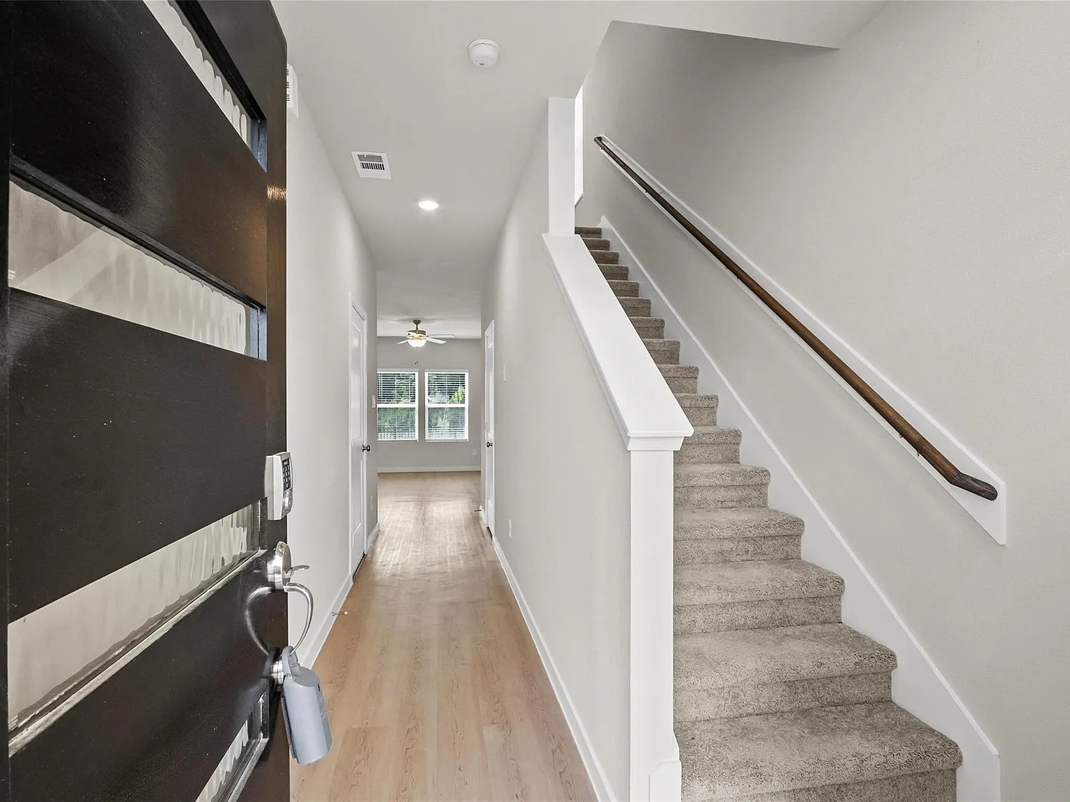 3 bed, 2.5 bath, 1952 sqft, $2,300 — Photo 2