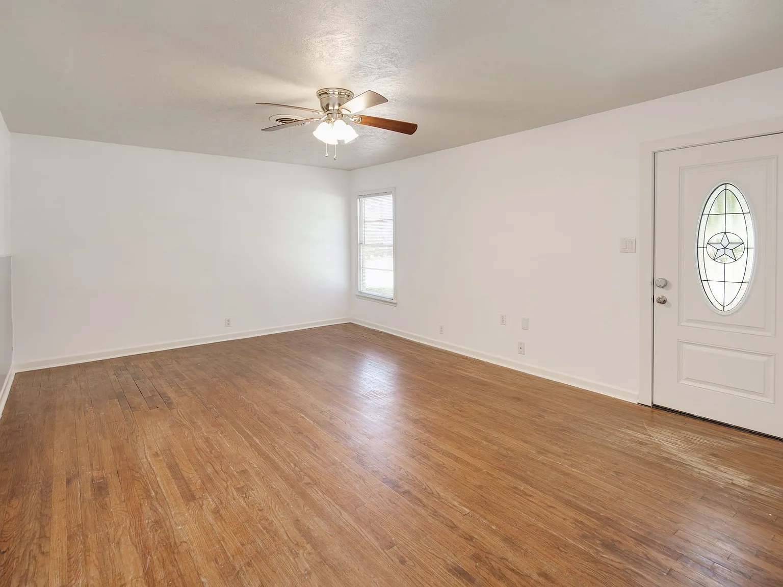 4 bed, 3.0 bath, 1992 sqft, $2,100 — Photo 2