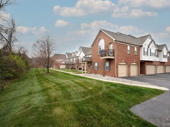 23489 Williamsburg Cir, Woodhaven, MI 48183