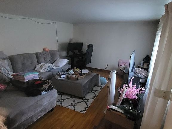 3rd image of 227 Elaine St