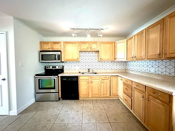 3rd image of 533 Inwood Dr