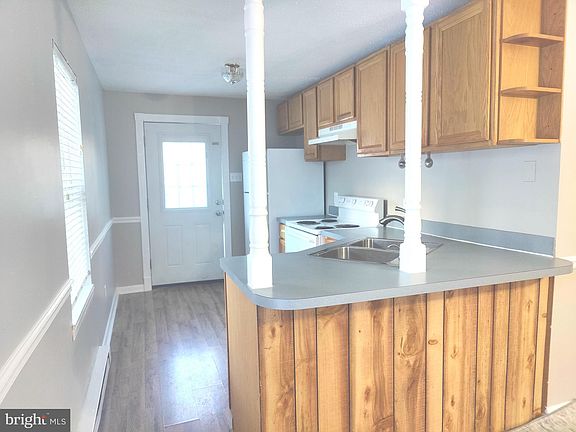 3rd image of 30 Bell Ln