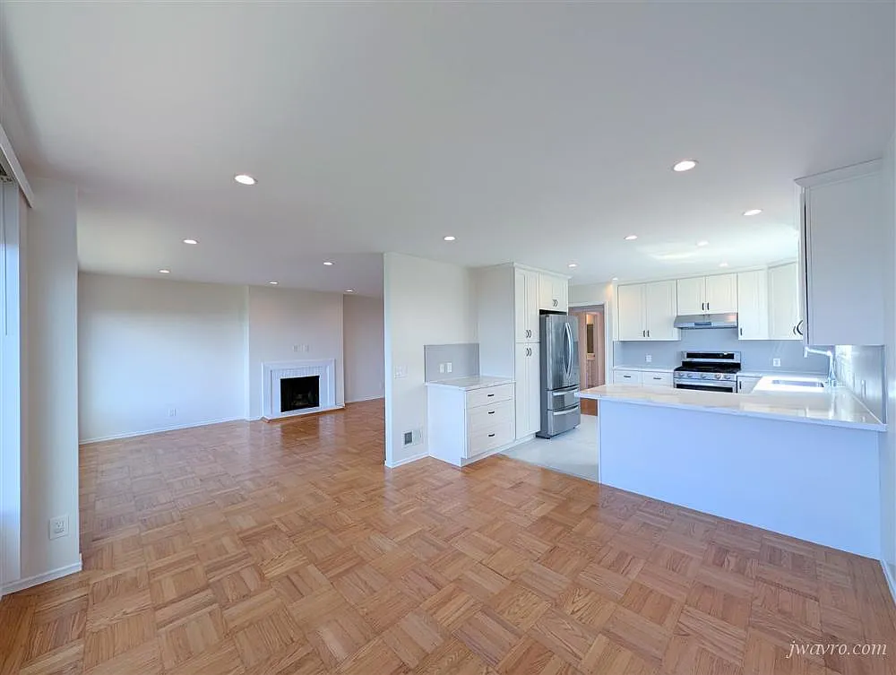 Remodeled ocean view single family home with a 2 car garage — Photo 4