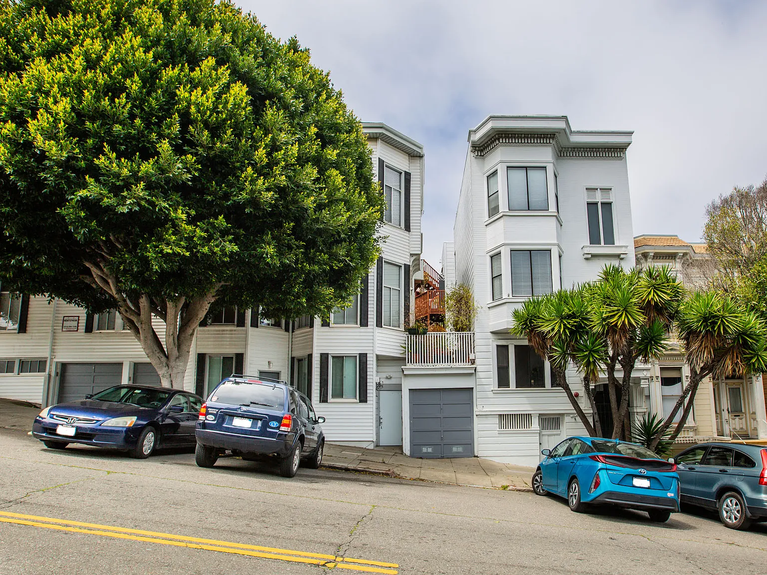 295 Castro — Photo 2
