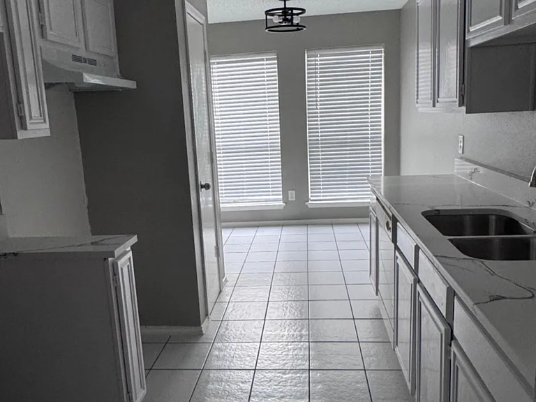 737 Valley Spring Dr — Photo 10