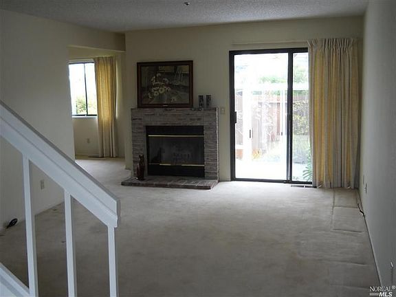 3rd image of 35 Briarwood Ct