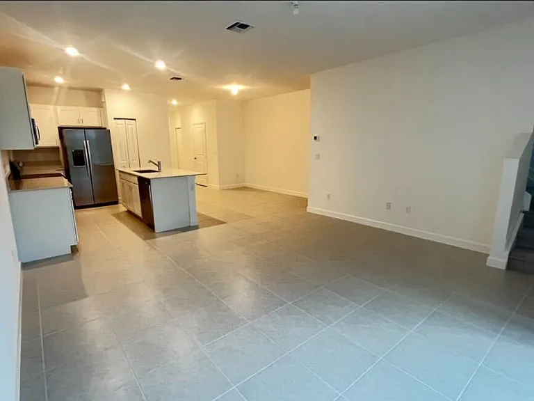 632 SE Lake Falls St #632 — Photo 3