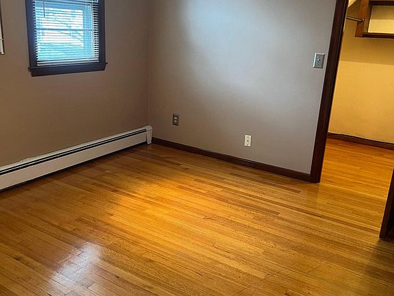 4th image of 135 Cannon St Floor 2