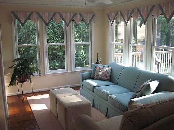 Lovely Sunroom, great for relaxing.