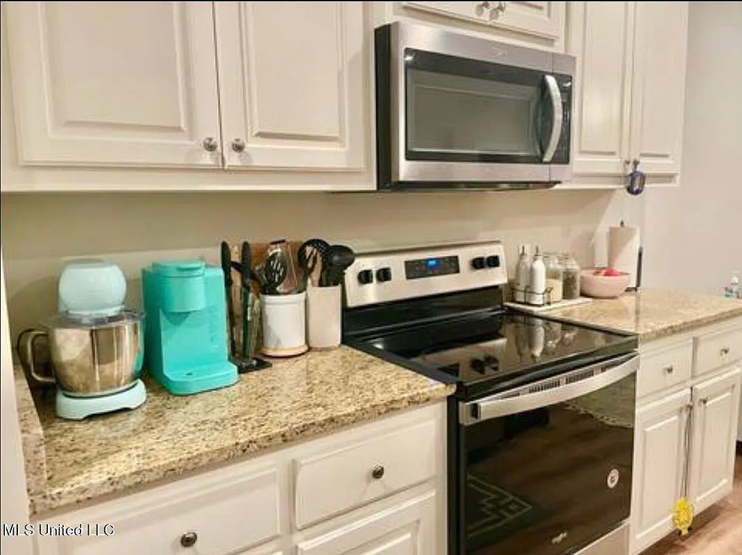 3 bed, 2.0 bath, 1368 sqft, $1,800 — Photo 3