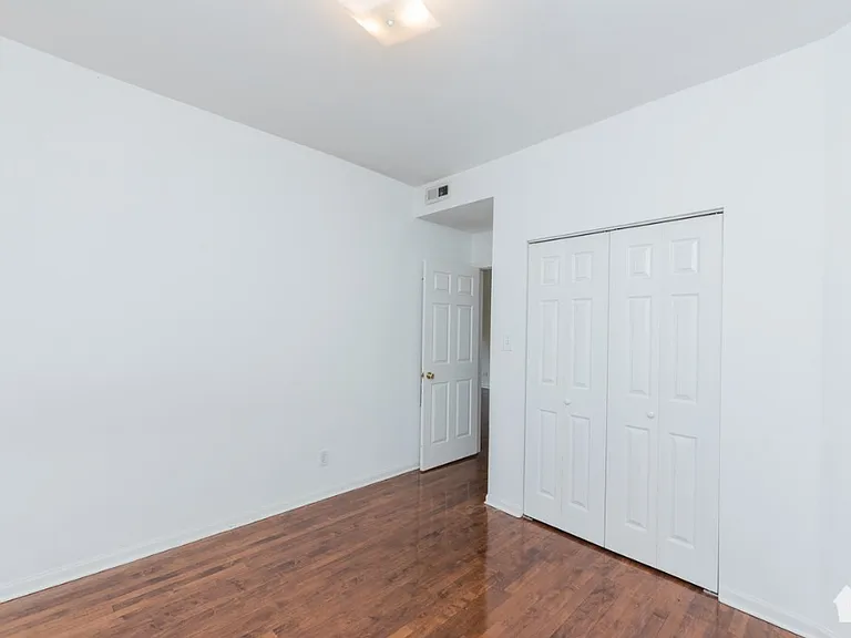 1944 W Winona St #3 — Photo 3