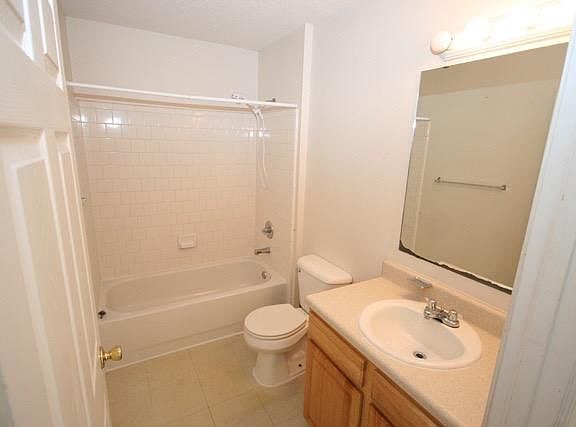 5th image of 2130 W Belmont St #B