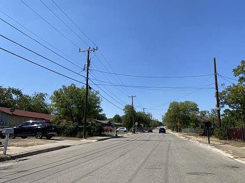 5th image of 2722 Hicks Ave