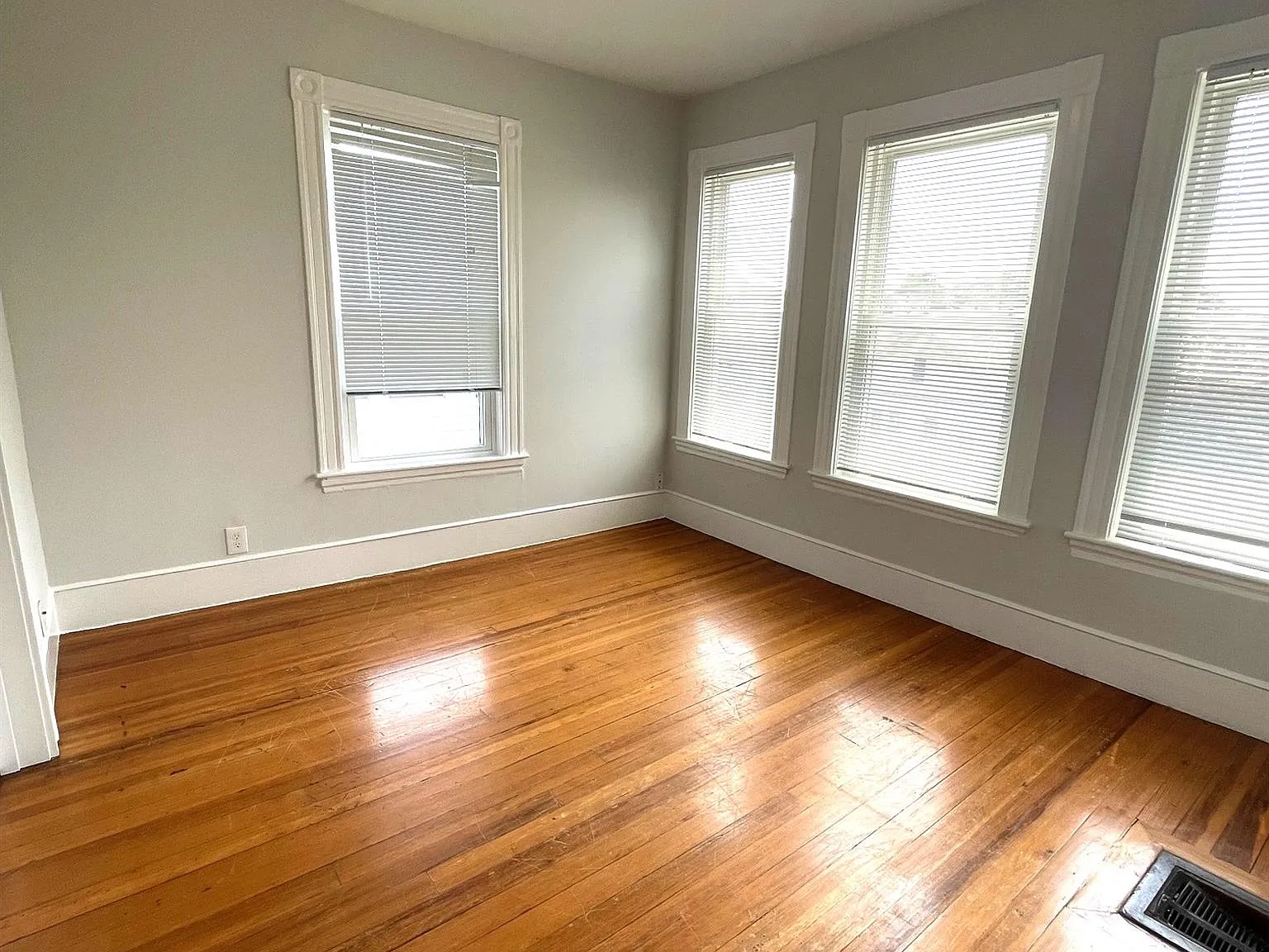 4 bed, 1500 sqft, $5,500 — Photo 2