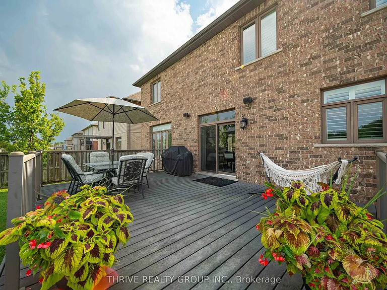 12 Ashwood Cres — Photo 40
