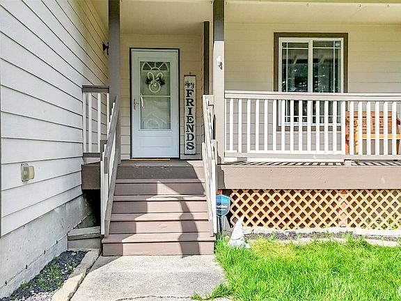 4th image of 774 Carriage Court Drive W