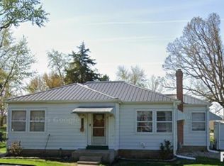 555 W Douglas St, Greenview, IL 62642