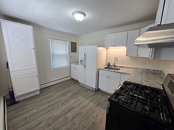 4th image of 30 Halstead St
