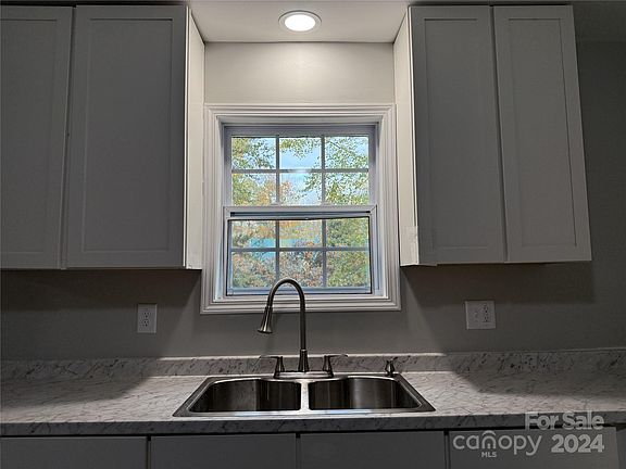 5th image of 1175 Bridges Dr