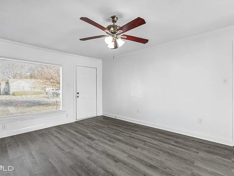 2400 Broadway Dr — Photo 9