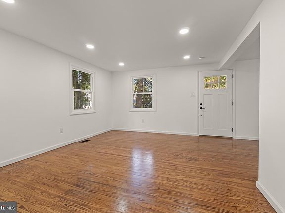 4th image of 8 Oakview Ave