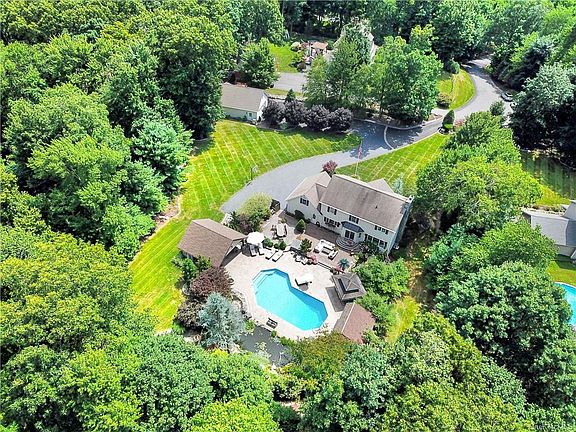 2nd image of 10 Savannah Ln