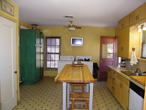 4th image of 612 W Custer St