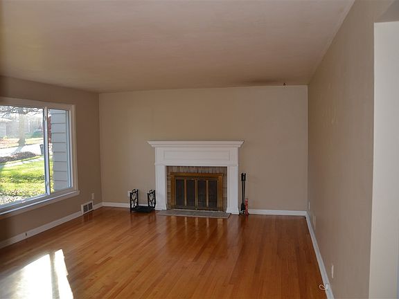 2nd image of 3313 Whitcomb Ave