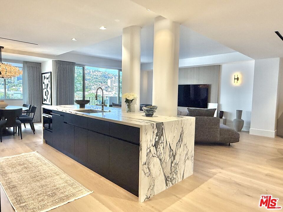 1st image of 818 N Doheny Dr APT 901