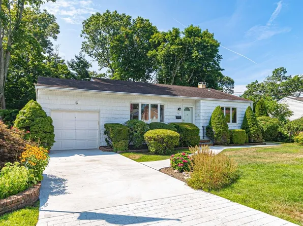 16 44th Street, Islip, NY 11751