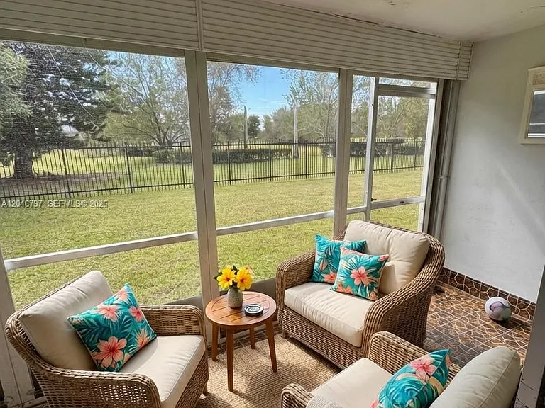 950 Hillcrest Dr #109 — Photo 2