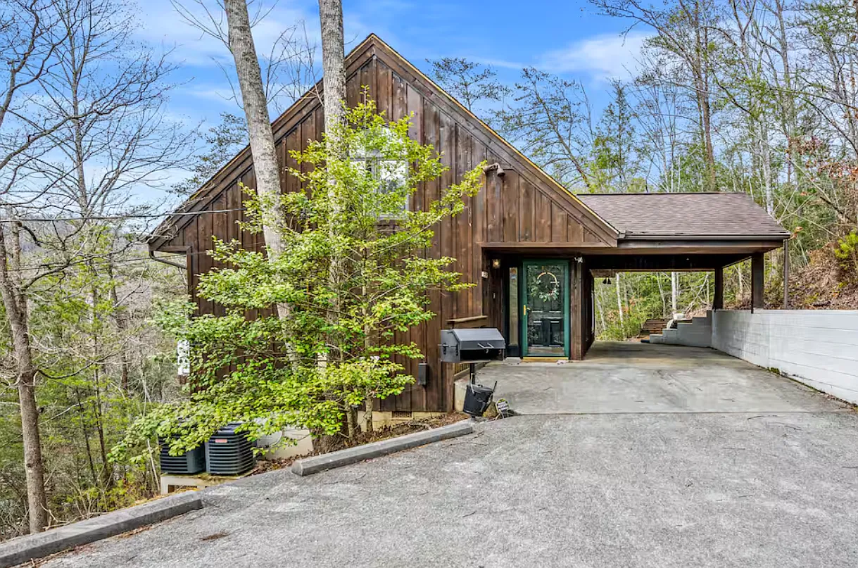 605 Falcon Ct — Photo 2