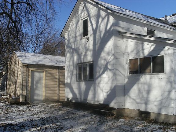 2nd image of 213 Main St W