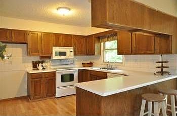 5th image of 625 E Showalter St